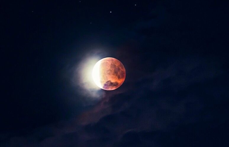 A settembre il cielo cambia volto e ci regala una Luna di sangue