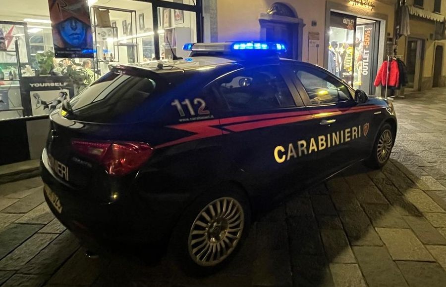 Aosta, entra in negozio, 'si serve' di due felpe e scompare tra la folla