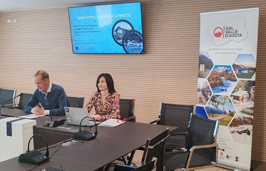 Da sn Camillo Rosset e Marta Anello durante l'illustrazione del bando