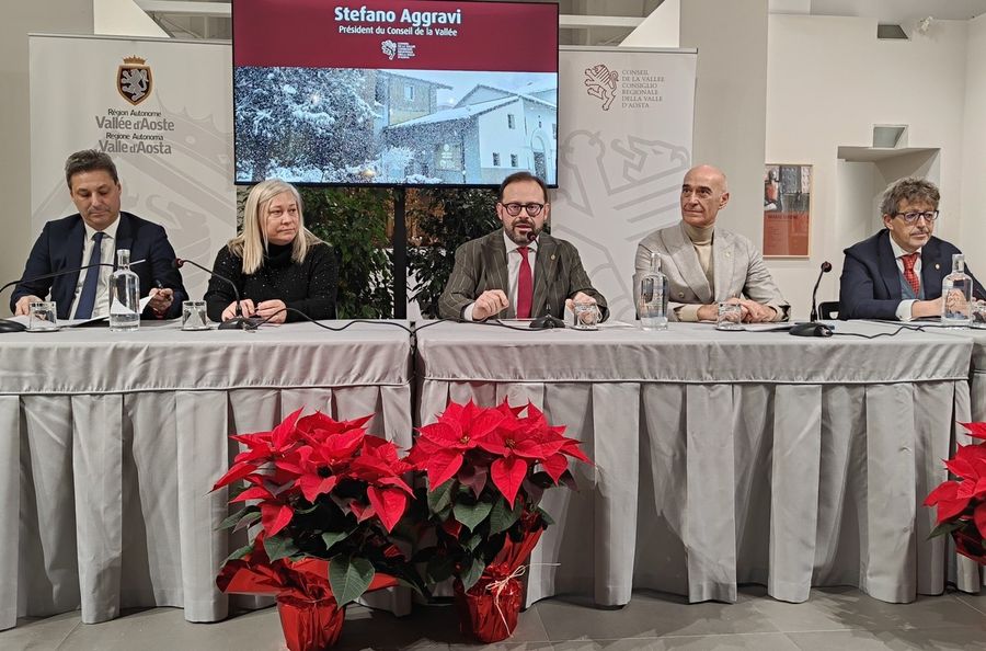 L'Ufficio di presidenza del ConsVdA: da sn Laurent Vierin, Loredana Petey, Stefano Aggravi, Massimo Lattanzi e Corrado Bellora