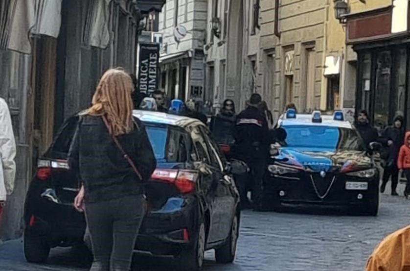 Aosta, maltratta il suo cane nelle vie del centro ma arrivano i carabinieri