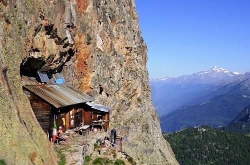 Il bivacco Borelli alla Noire Il bivacco Borelli alla Noire