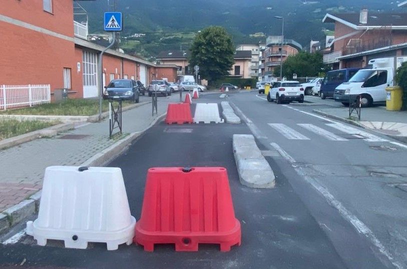 Aosta, in via Kaolack magazzini e depositi ma i jersey della ciclabile 'chiudono' l'accesso a camion e tir Aosta, in via Kaolack magazzini e depositi ma i jersey della ciclabile 'chiudono' l'accesso a camion e tir