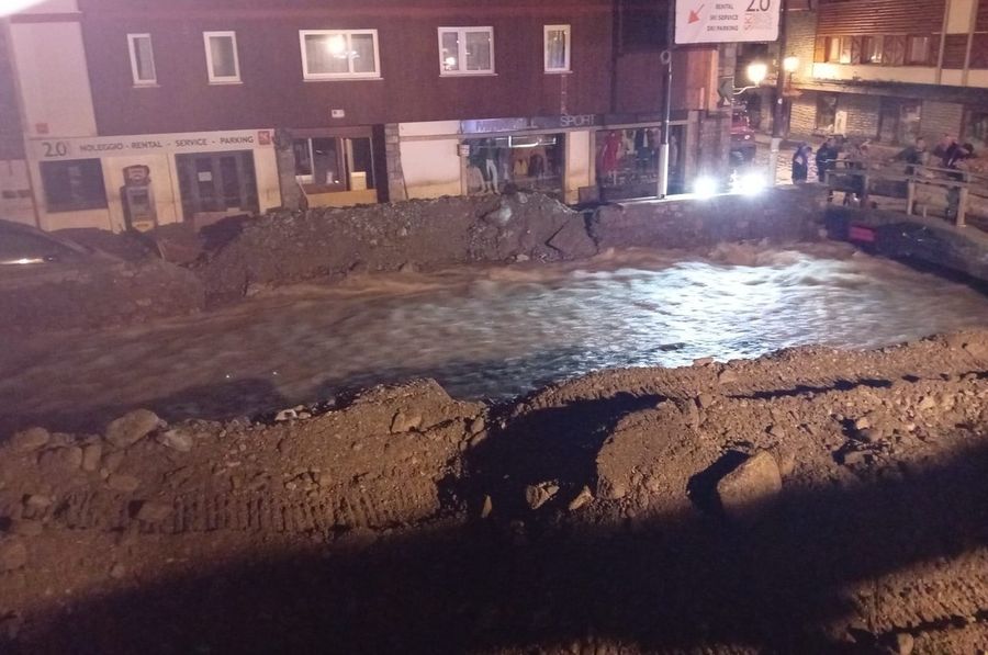 Dopo-alluvione; si lavora anche di notte senza tregua; il capo della PC Fabrizio Curcio è in Valle Dopo-alluvione; si lavora anche di notte senza tregua; il capo della PC Fabrizio Curcio è in Valle