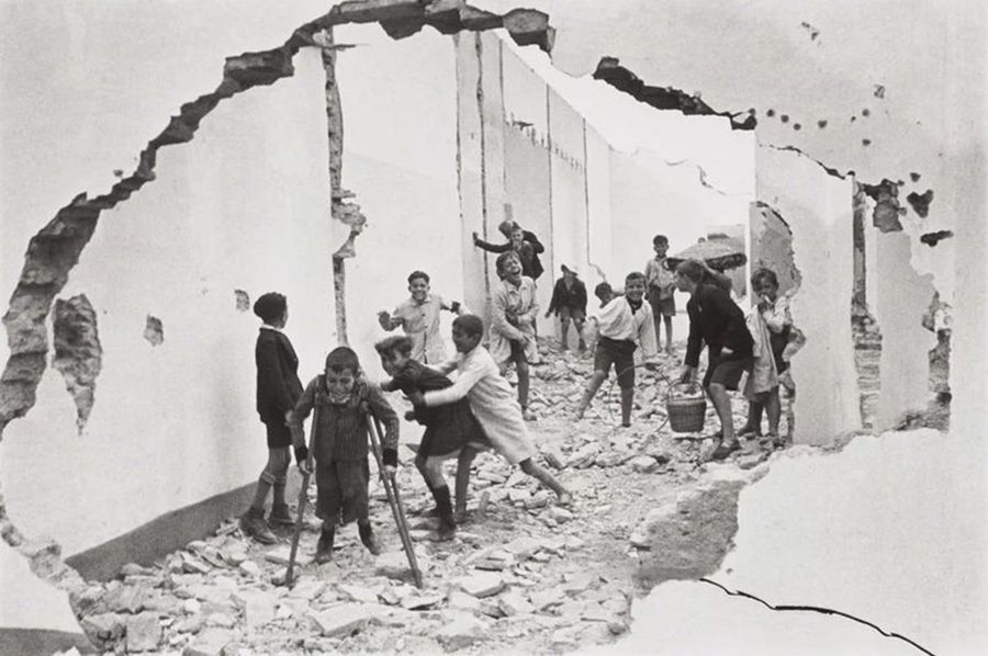 Siviglia, Spagna, 1933 - Henri Cartier-Bresson (1908-2004)