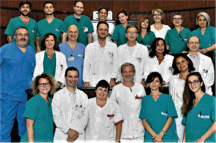 Il professo Salizzoni (al centro) con lo staff medico al completo