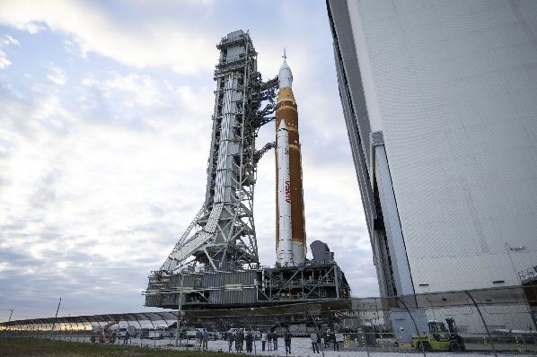 Il razzo Artemis II della NASA sulla rampa di lancio del Kennedy Space Center- Photo: NASA