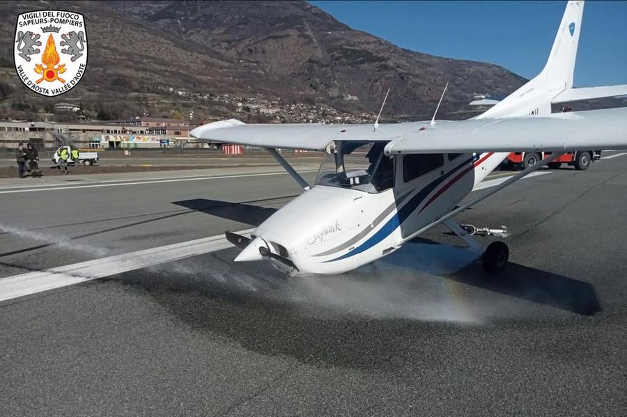 Per il vento, aereo Cessna impatta al suolo in atterraggio; illesi i passeggeri