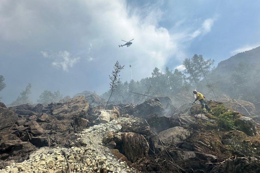 Incendio boschivo a Hône, fiamme sotto controllo e prosegue la bonifica