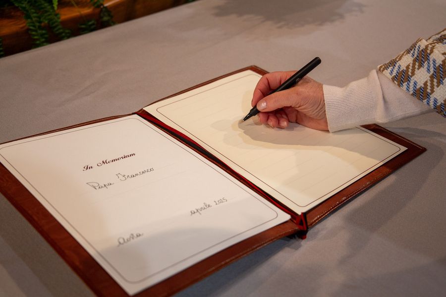 Aperto il Registro delle condoglianze a Palazzo regionale  per la morte di Papa Francesco