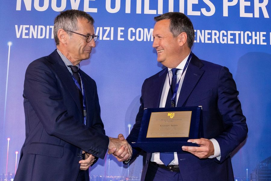Maggio 2023; Giuseppe Argirò (a dx) riceve il riconoscimento 'Manager Utilities 2022 del settore Energia' Maggio 2023; Giuseppe Argirò (a dx) riceve il riconoscimento 'Manager Utilities 2022 del settore Energia'