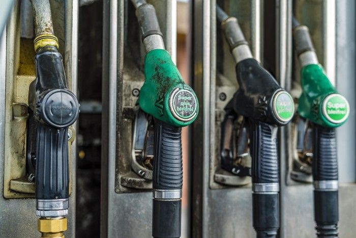 Carburanti, calo dei prezzi in Valle ma restano tra i più alti d’Italia