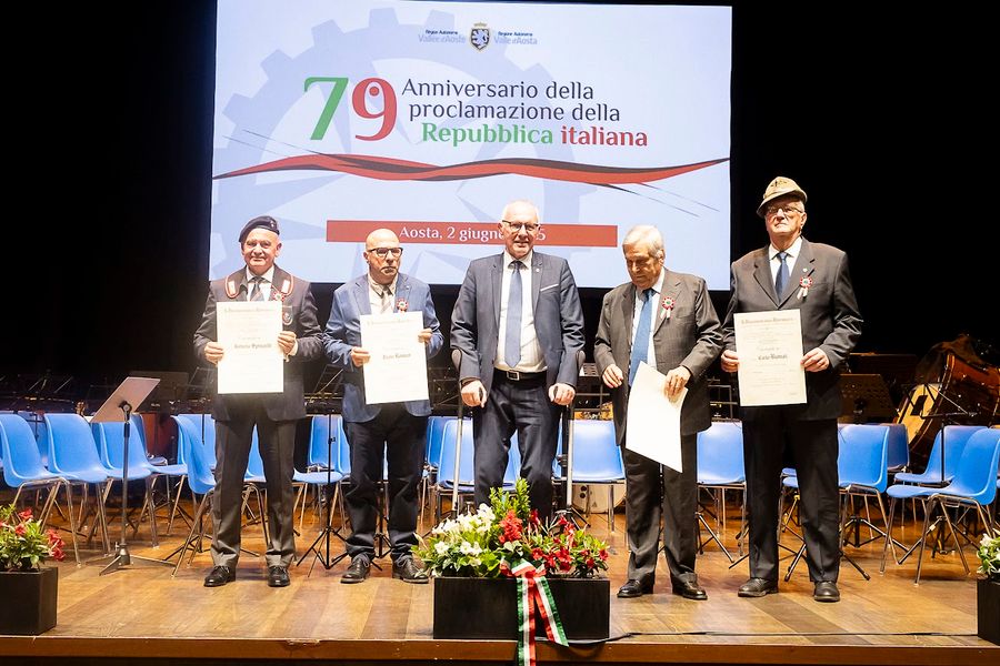 Consegnate dal Presidente Testolin cinque onorificenze dell’Ordine al Merito della Repubblica Consegnate dal Presidente Testolin cinque onorificenze dell’Ordine al Merito della Repubblica