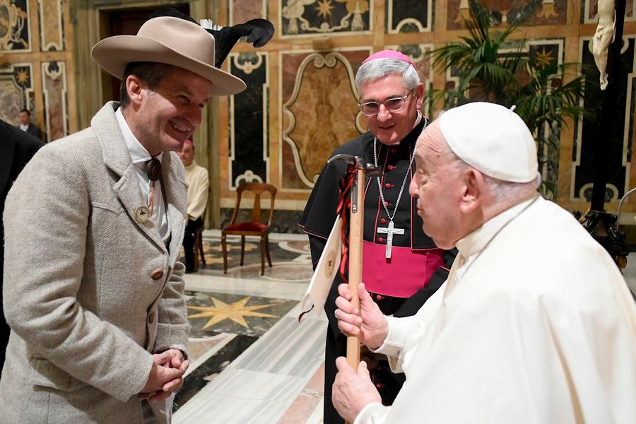 Il presidente delle Guide alpine valdostane, Ezio Marlier, dona insieme al Vescovo Franco Lovignana la piccozza a Papa Francesco Il presidente delle Guide alpine valdostane, Ezio Marlier, dona insieme al Vescovo Franco Lovignana la piccozza a Papa Francesco