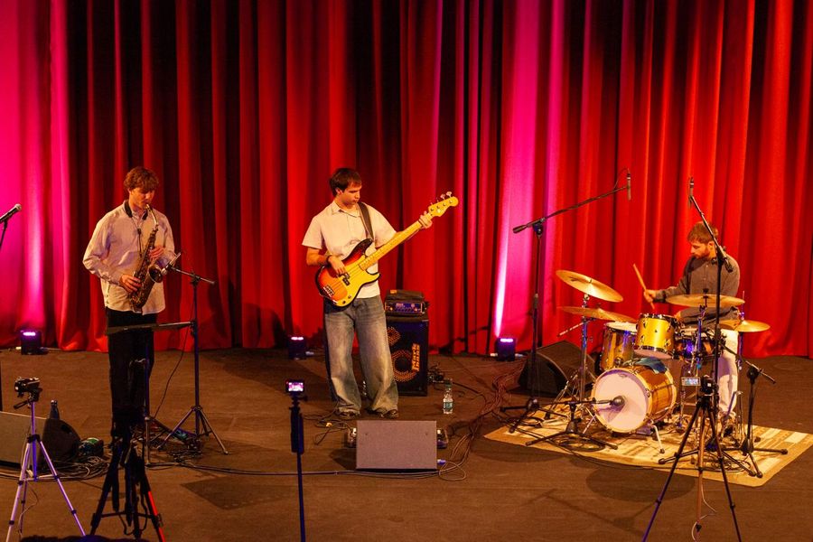 L'esibizione del Peak Trio L'esibizione del Peak Trio