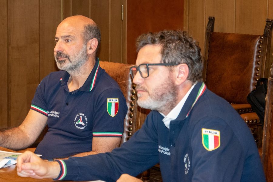Il sindaco di Saint-Marcel, Andrea Bionaz, insieme a un agente forestale sul ponte che attraversa la Dora Baltea