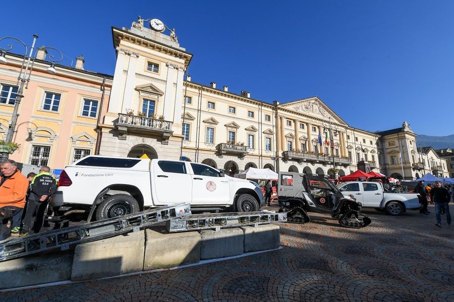 Nelle immagini di Paolo Rey, mezzi e personale della Protezione civile in piazza Chanoux ad Aosta (cliccare sull'immagine per avviare la mini gallery)