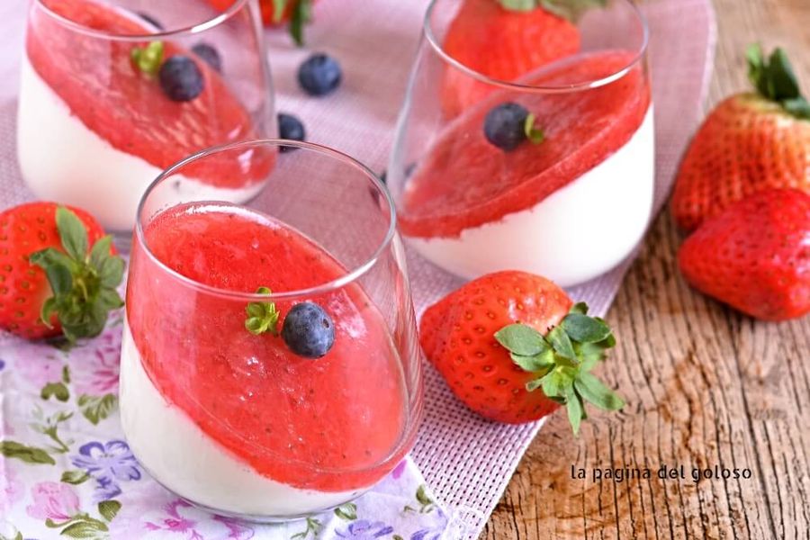 Da 'La Pagina del Goloso', panna cotta nel bicchiere inclinato Da 'La Pagina del Goloso', panna cotta nel bicchiere inclinato