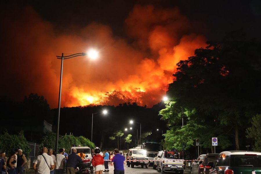 Vigili del fuoco valdostani all'opera per domare l'incendio sul Vesuvio VIDEO