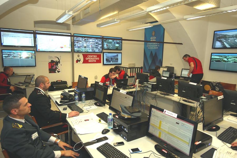 Forze dell'ordine 'premiate' con opere di artigianato valdostano