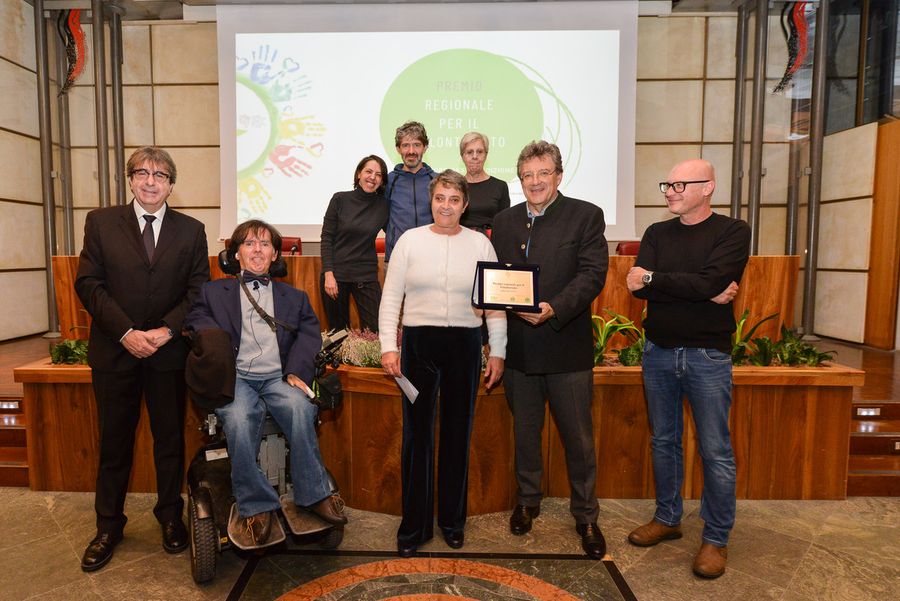 Al centro, Rosalia Ventrini riceve il Premio