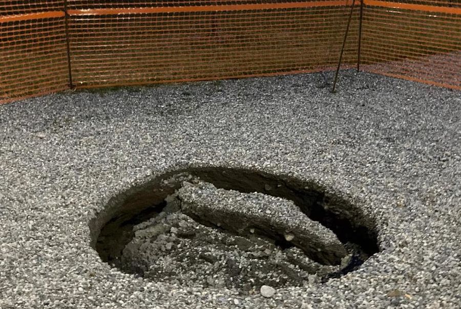 La voragine apertasi nell'area dell'Università della Valle d'Aosta La voragine apertasi nell'area dell'Università della Valle d'Aosta