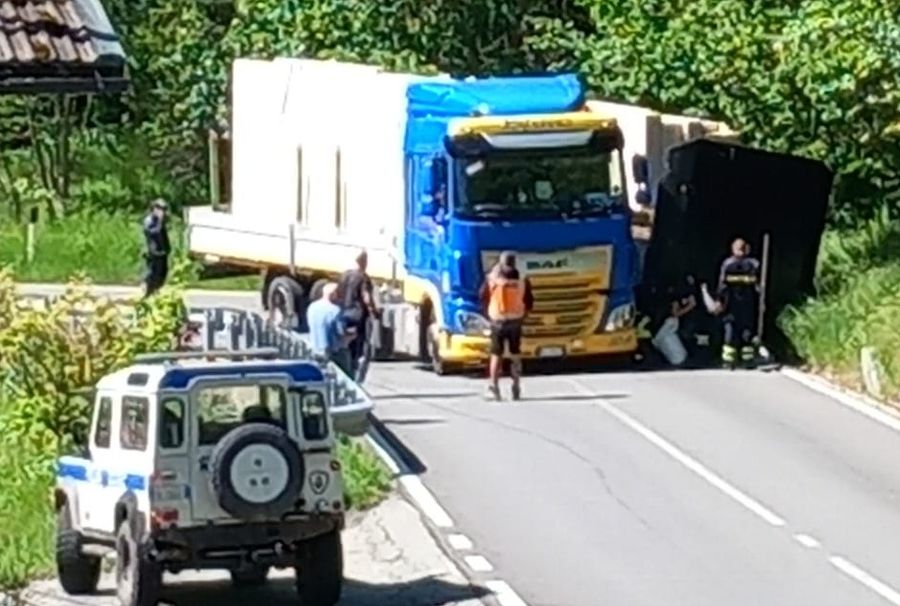 Tir ribalta carico di legname; chiusa la regionale per Cervinia Tir ribalta carico di legname; chiusa la regionale per Cervinia