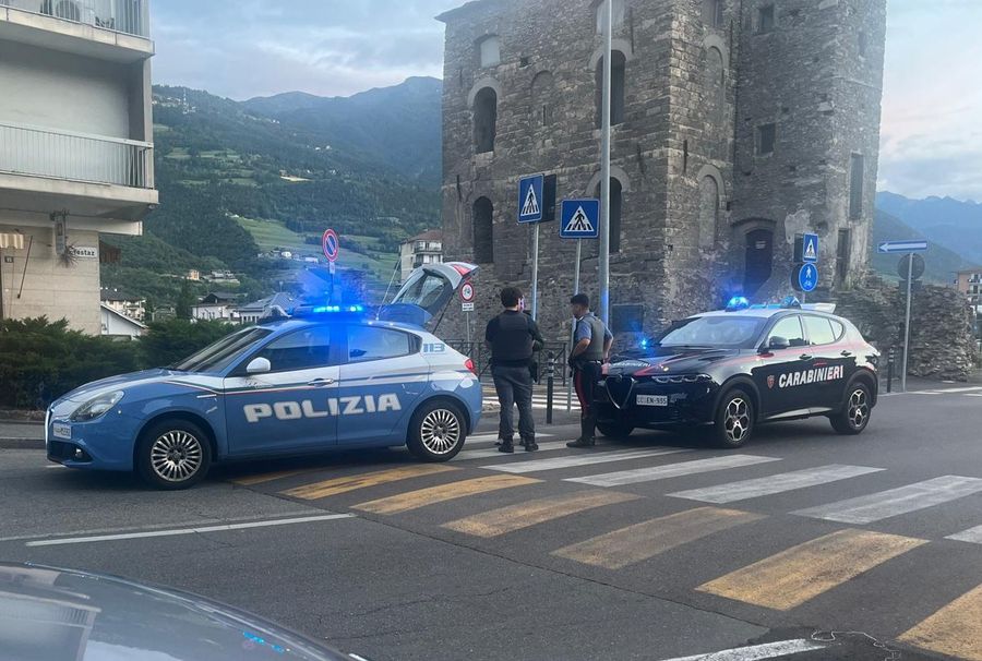Aosta, baruffa in via Festaz, arrivano le Forze dell'ordine Aosta, baruffa in via Festaz, arrivano le Forze dell'ordine