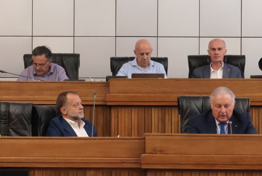 In primo piano da sn il direttore e il presidente di Confcommercio VdA, Adriano Valieri e Graziano Dominidiato