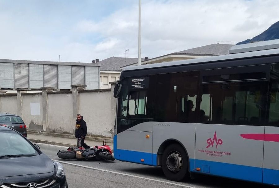 Aosta, moto contro paletto in corso St-M. de Corléans, centauro in ospedale Aosta, moto contro paletto in corso St-M. de Corléans, centauro in ospedale