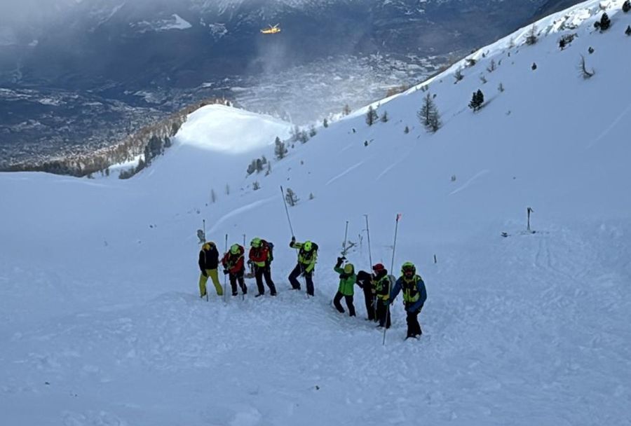 I soccorritori al lavoro con le sonde I soccorritori al lavoro con le sonde
