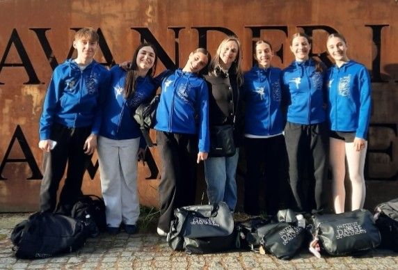 Da sn Lorenzo Bianchi, Matilde Foletto, Maria Venuti, la direttrice dell'Institut Elena Aloisio, Lucia Piatti, Gaia Martinelli, Sofia Maria Barmasse Da sn Lorenzo Bianchi, Matilde Foletto, Maria Venuti, la direttrice dell'Institut Elena Aloisio, Lucia Piatti, Gaia Martinelli, Sofia Maria Barmasse
