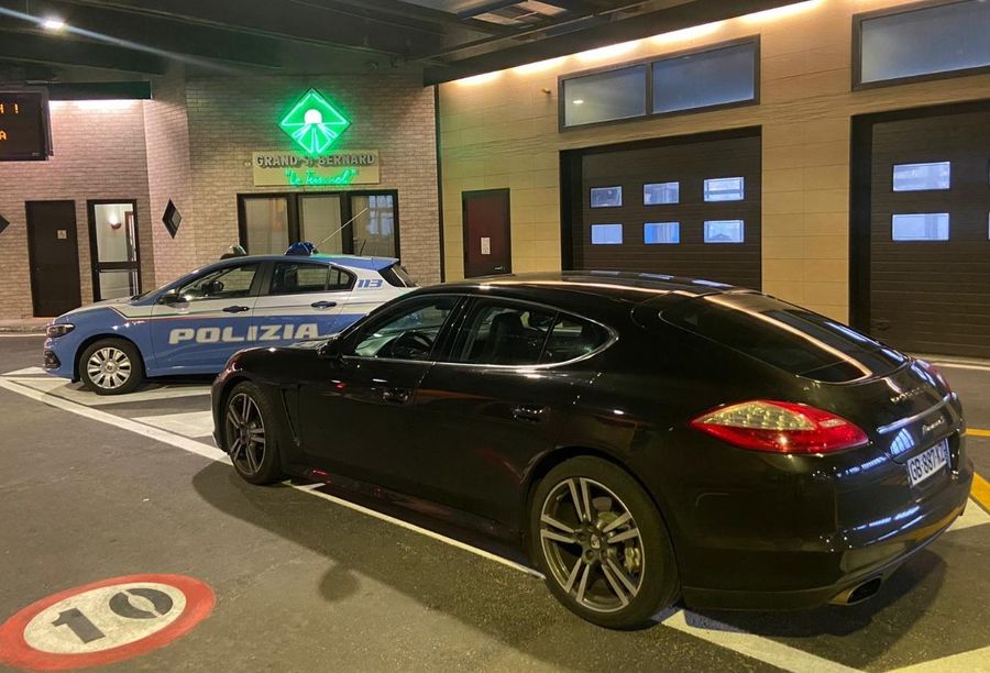 Fermato al traforo del G.S. Bernardo su una Porsche Panamera rubata