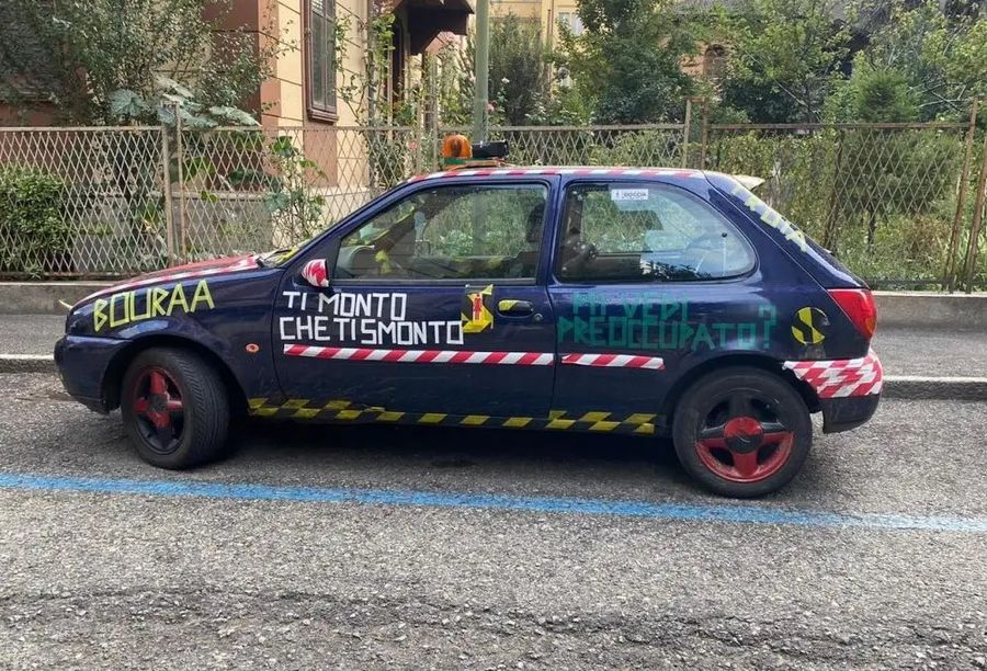 Scritte oscene e sessiste su un'auto dei coscritti della Plaine, la polizia le fa rimuovere Scritte oscene e sessiste su un'auto dei coscritti della Plaine, la polizia le fa rimuovere