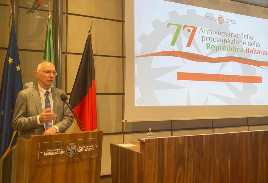 Il Presidente e Prefetto della Regione,  Renzo Testolin