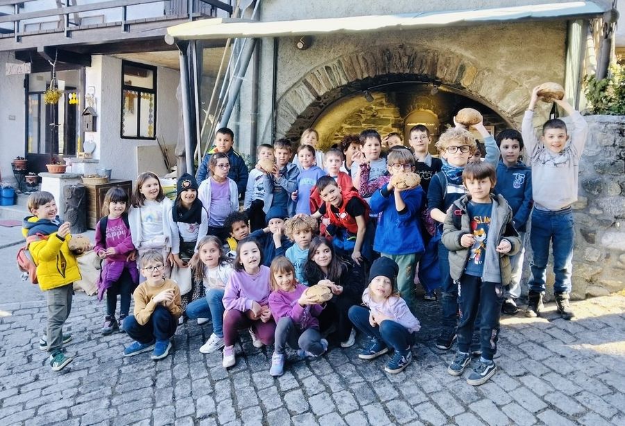 I bambini dell scuole di Charvensod al forno comunale