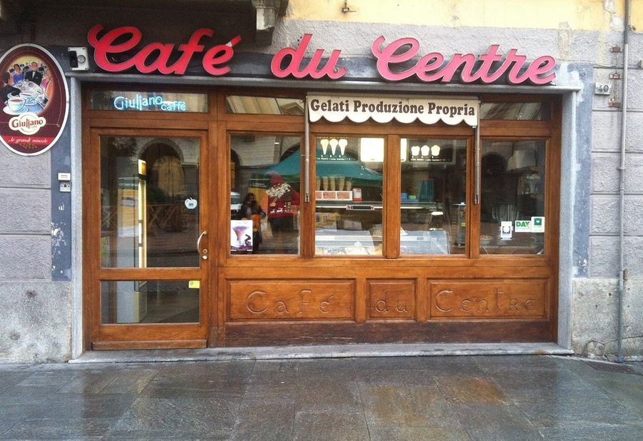 Caccia a chi usato spray al peperoncino al Café du Centre, 30 persone intossicate Caccia a chi usato spray al peperoncino al Café du Centre, 30 persone intossicate