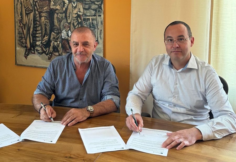 Claudio Latino e Davide Adolfo Ferrè alla firma dell'accordo Claudio Latino e Davide Adolfo Ferrè alla firma dell'accordo