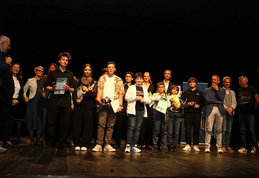 Foto di gruppo per i premiati, le autorità e i conduttori