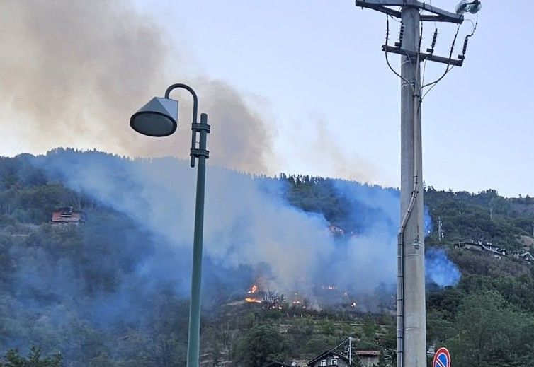 Il rogo visto dal fondo valle nella foto di un lettore
