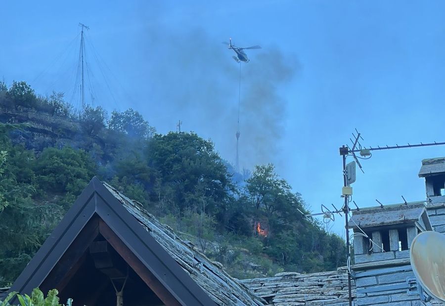 Incendio boschivo sopra Sarre, sul posto autobotti ed elicottero Incendio boschivo sopra Sarre, sul posto autobotti ed elicottero