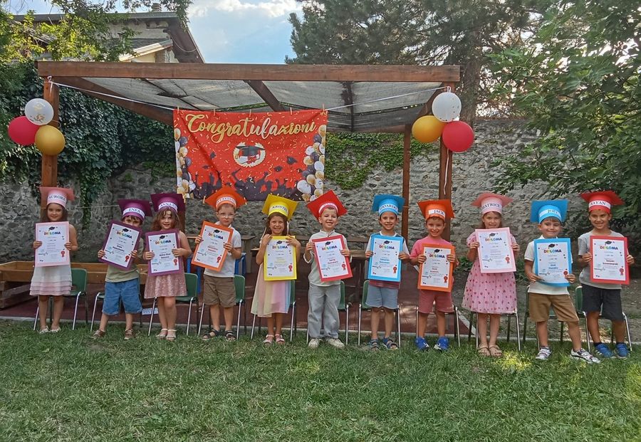 Foto di gruppo degli undici bimbi 'diplomati' (cliccare sull'immagine per avviare la gallery) Foto di gruppo degli undici bimbi 'diplomati' (cliccare sull'immagine per avviare la gallery)