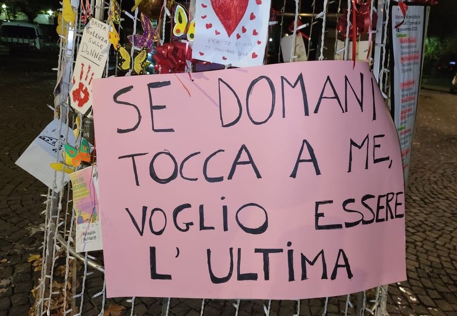 In duecento ad Aosta al primo flash mob per la Settimana contro la violenza di genere