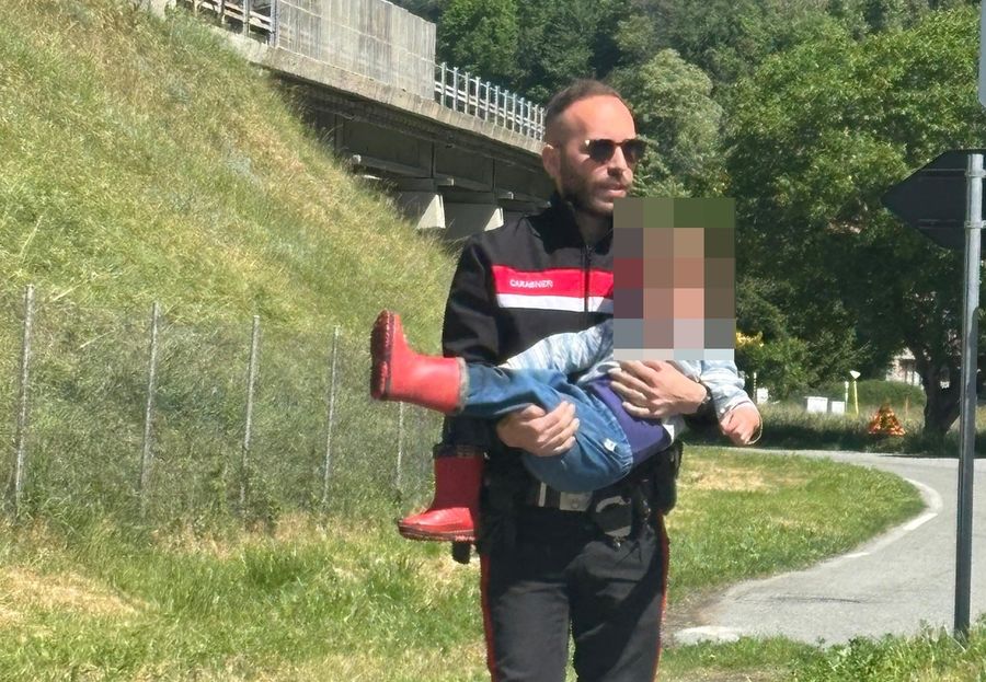 Il vicebrigadiere Gianluca Cottonaro con in braccio il piccolo Il vicebrigadiere Gianluca Cottonaro con in braccio il piccolo
