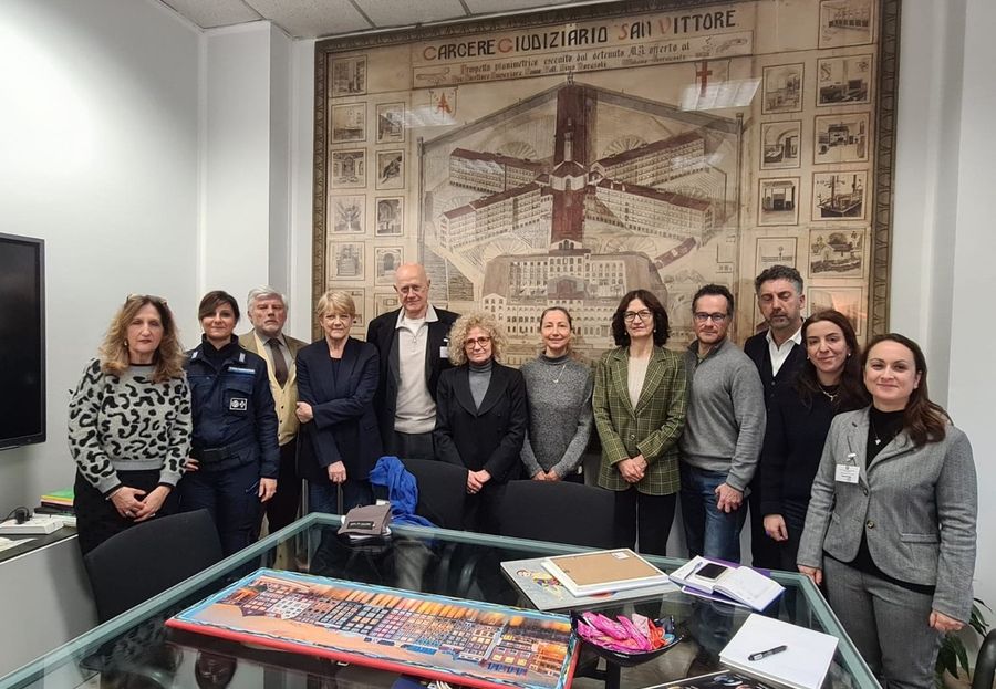 Marco Sorbara (terzo da dx) durante la visita al carcere di San Vittore insieme alla Comandante della Polizia penitenziaria, la direttrice, la responsabile ufficio amministrativo del carcere e una rappresentanza del personale Marco Sorbara (terzo da dx) durante la visita al carcere di San Vittore insieme alla Comandante della Polizia penitenziaria, la direttrice, la responsabile ufficio amministrativo del carcere e una rappresentanza del personale