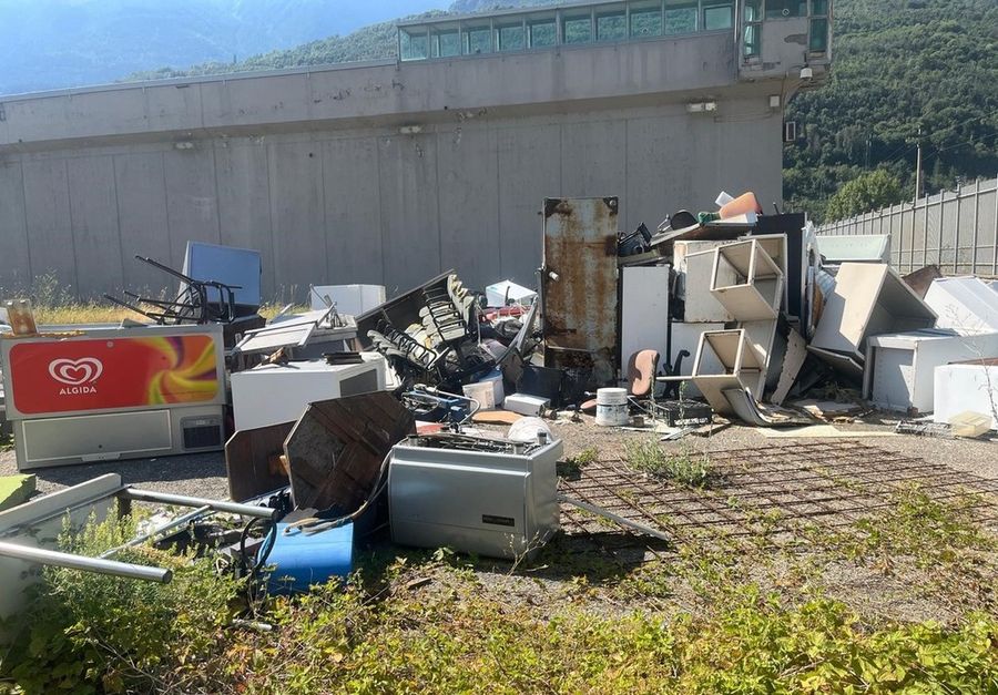 Aosta, discarica di immondizie in un cantiere del 'Bonus 110' al quartiere Cogne (copia 1) Aosta, discarica di immondizie in un cantiere del 'Bonus 110' al quartiere Cogne (copia 1)