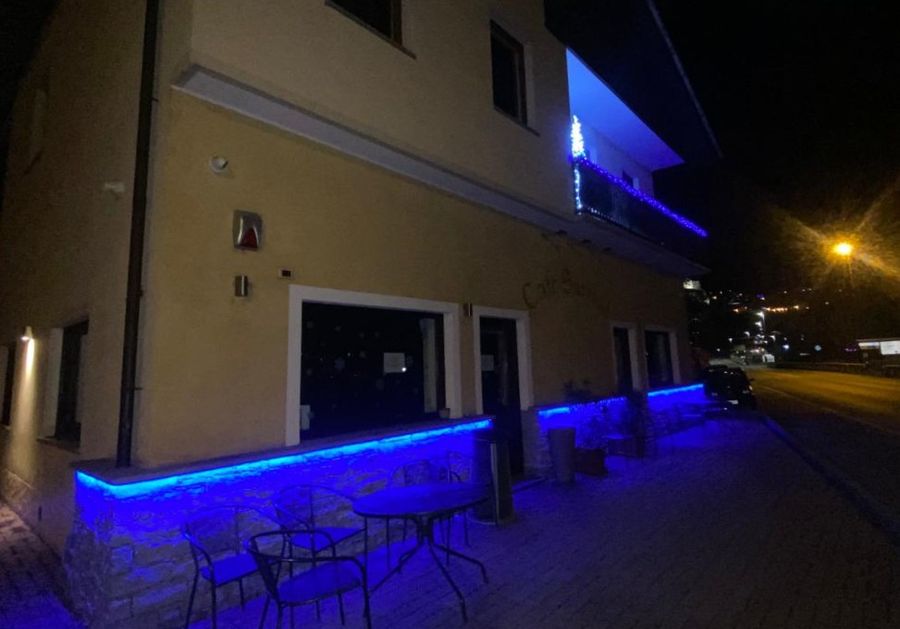 Saint-Pierre: Rissa e clienti 'pericolosi' al Café Sarriod, licenza sospesa e locale chiuso