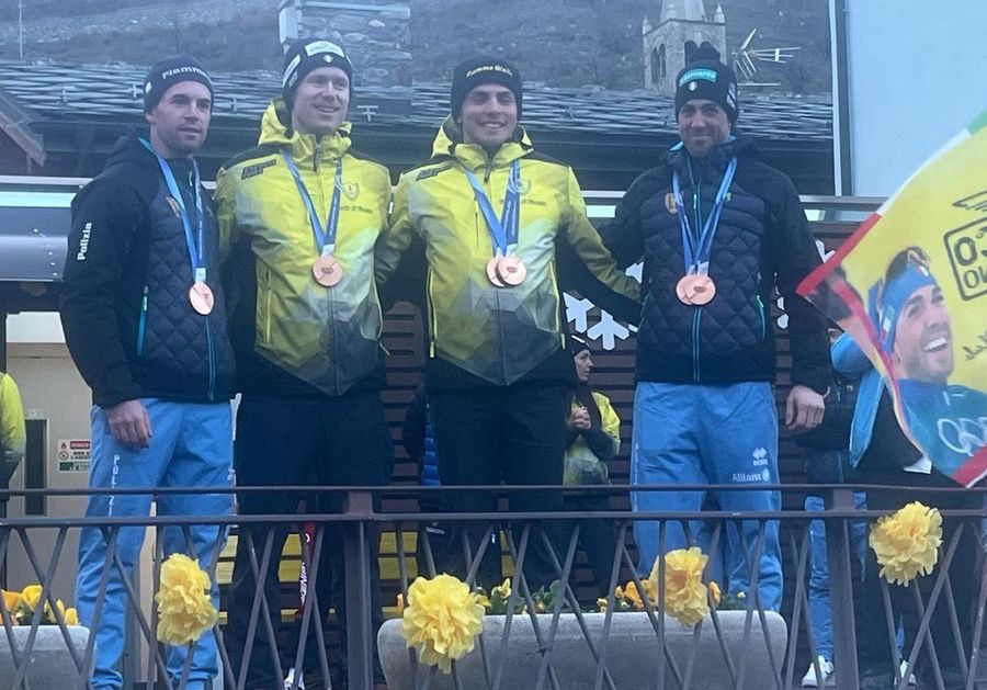 E' festa a Nus; Chicco Pellegrino (primo da dx) assieme ai tre più giovani Azzurri del fondo (cliccare sull'immagine per avviare la gallery)