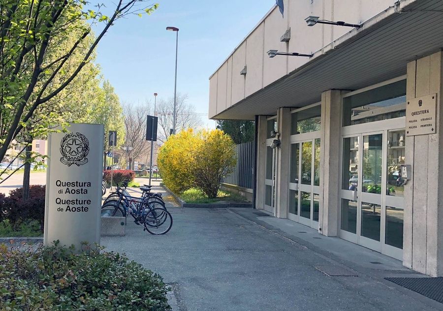 Criminalità al quartiere Cogne; entrano con la forza in casa di un pregiudicato e lo rapinano di soldi e droga