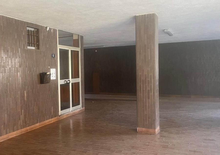 L'ingresso del condominio dov'è avvenuto il furto L'ingresso del condominio dov'è avvenuto il furto